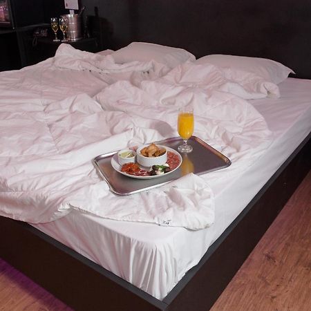 Tout Motel (Adults Only) กังปินาส ภายนอก รูปภาพ