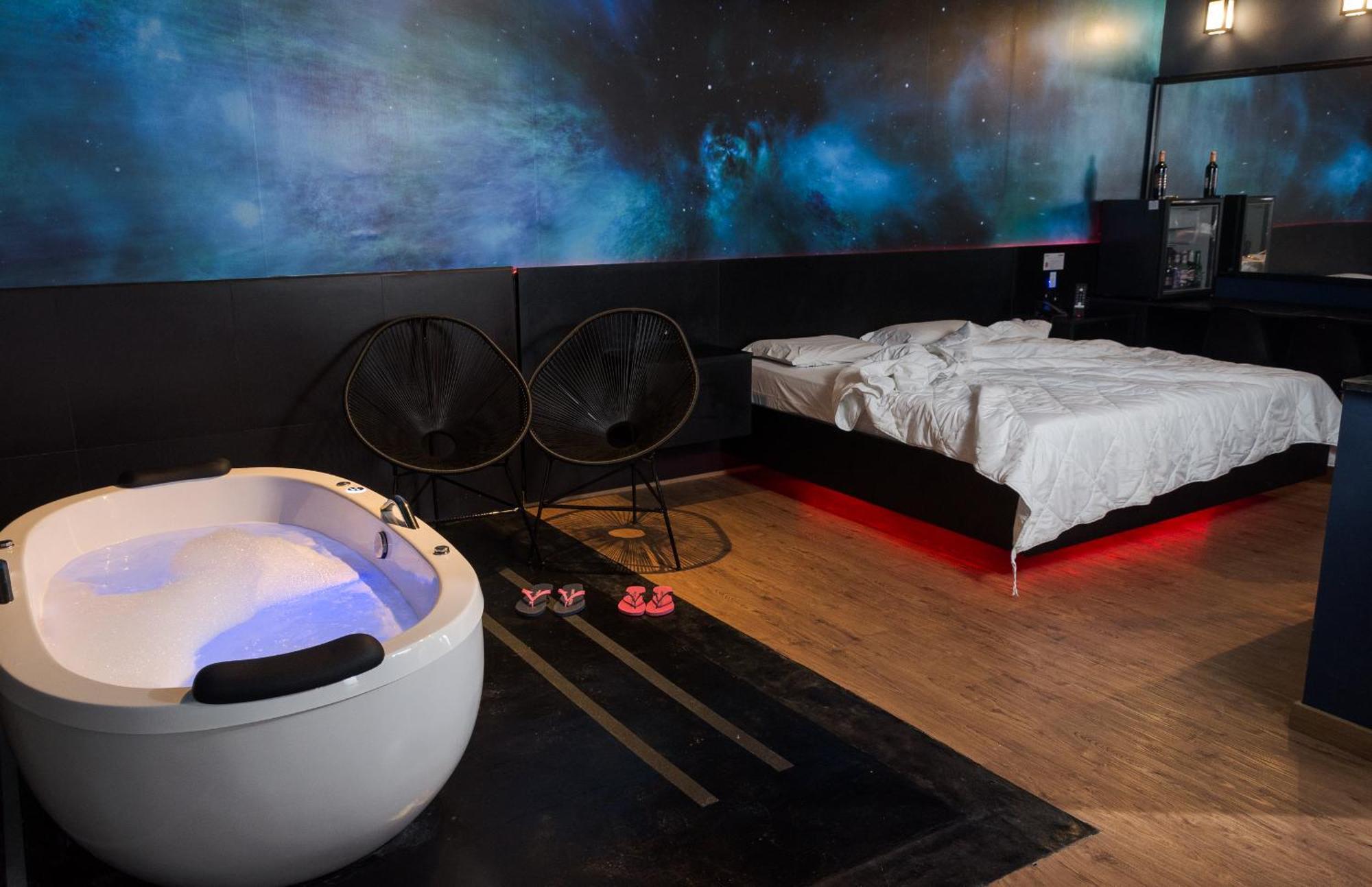 Tout Motel (Adults Only) กังปินาส ภายนอก รูปภาพ