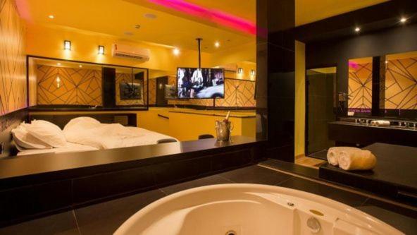 Tout Motel (Adults Only) กังปินาส ภายนอก รูปภาพ